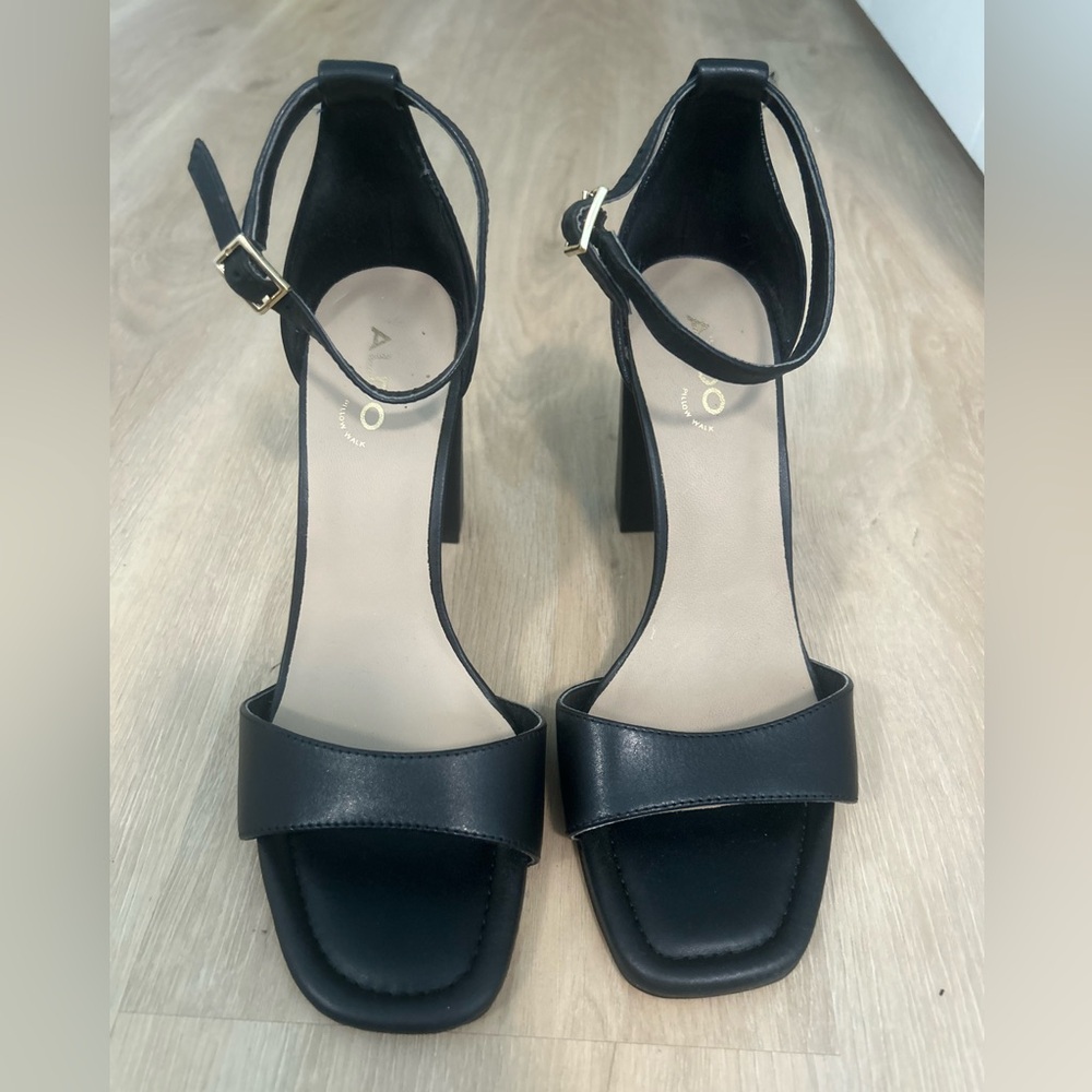 Simple 4 inch black heel’s